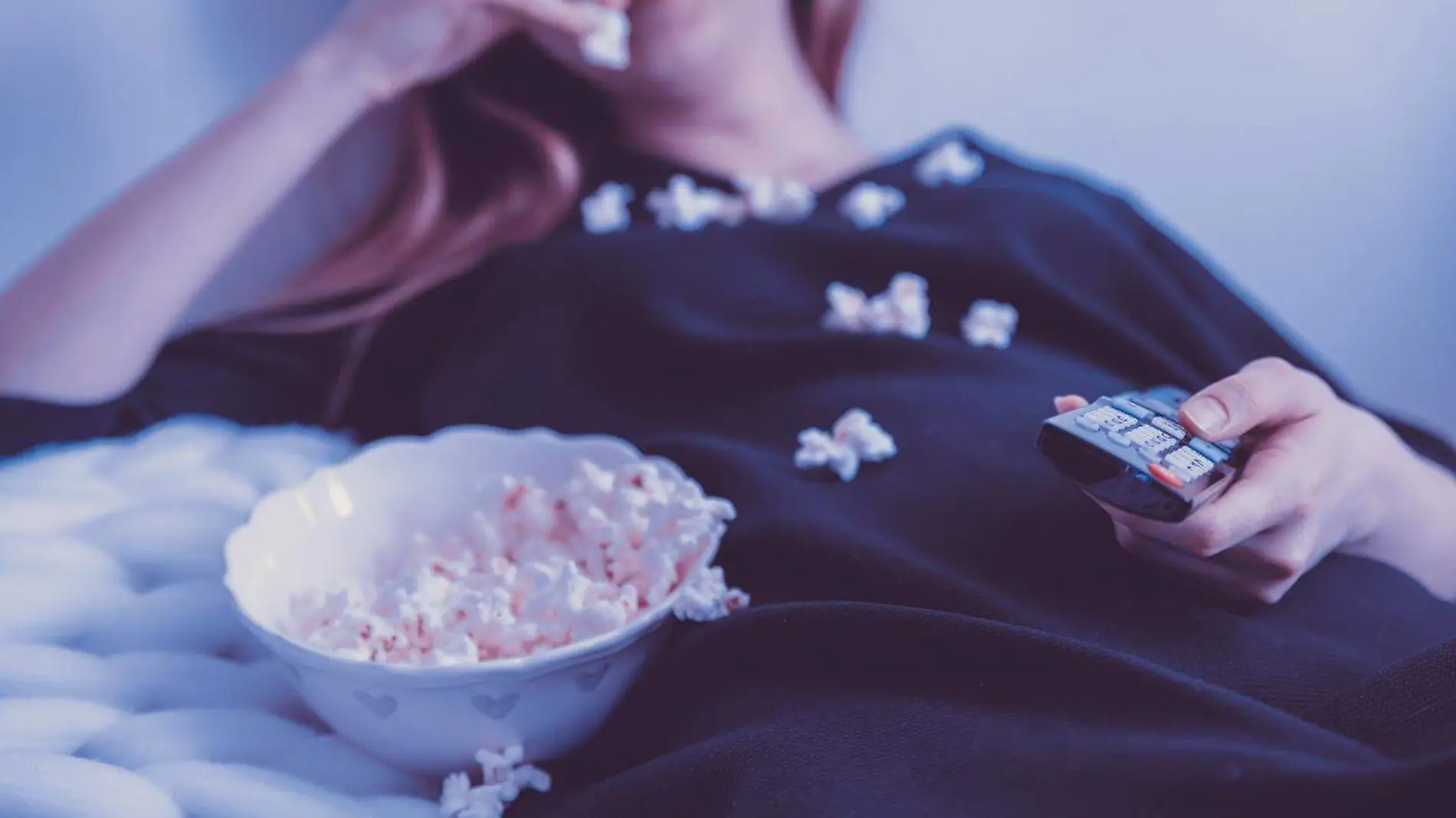 Mujer viendo la televisión